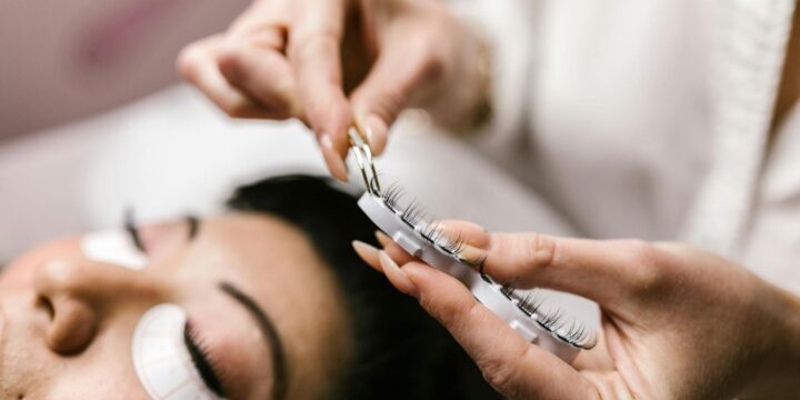 Lashlift hemma eller på salong – vilka produkter behöver du egentligen?